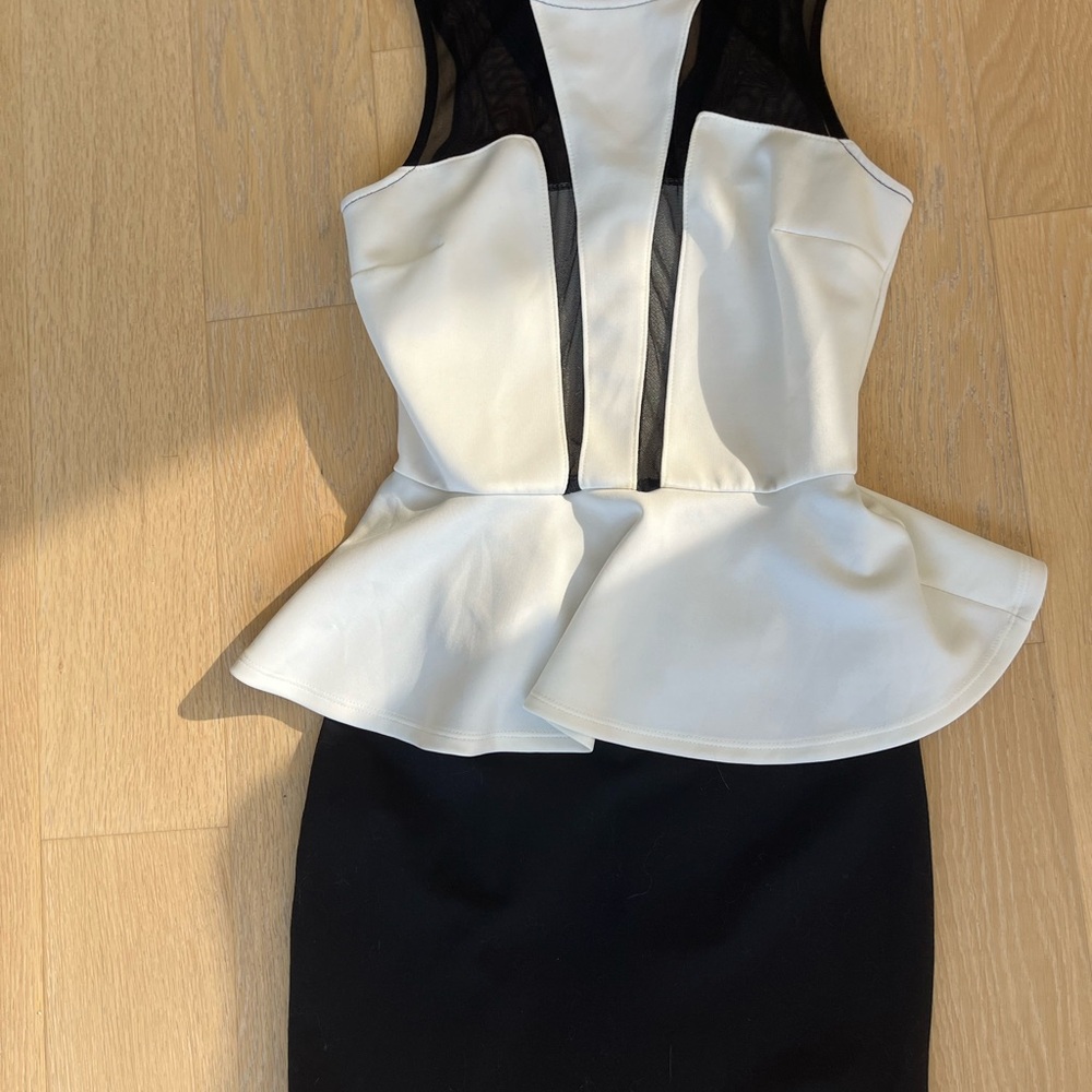 Guess black and white peplum dress sz XS